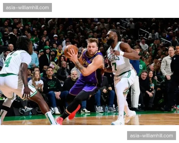 詹姆斯3抢断防守判断精准 湖人防守体系仍依赖其经验与意识